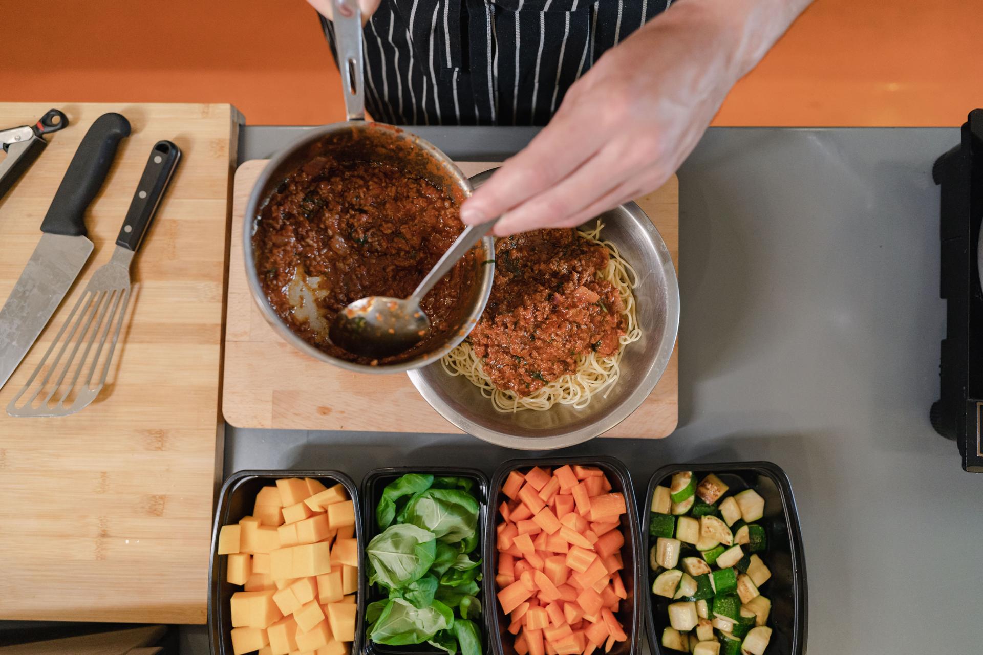 Chef cuisinant des aliments sains pour la livraison