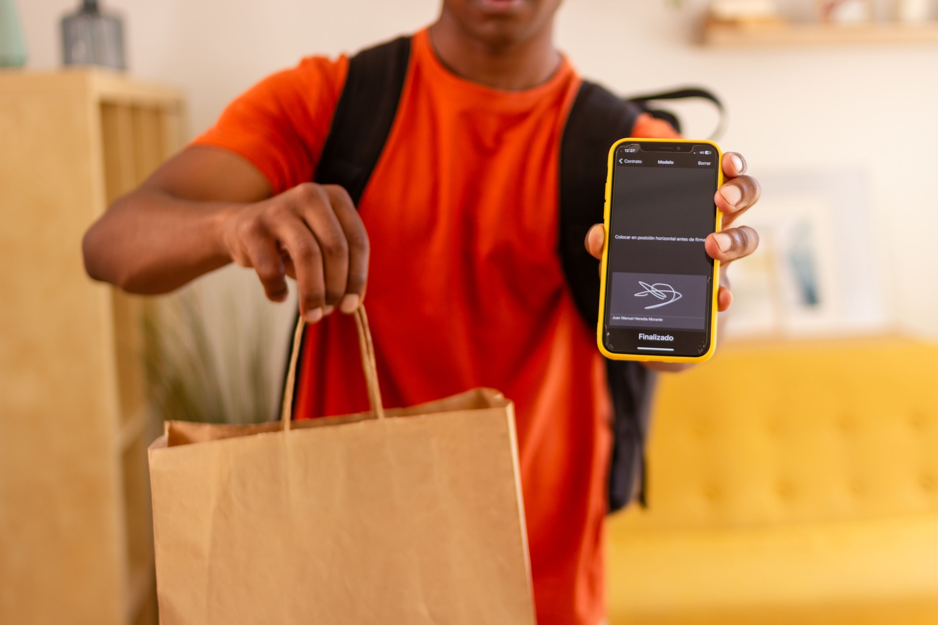 Livreur montrant un smartphone avec signature numérique pour confirmation de livraison