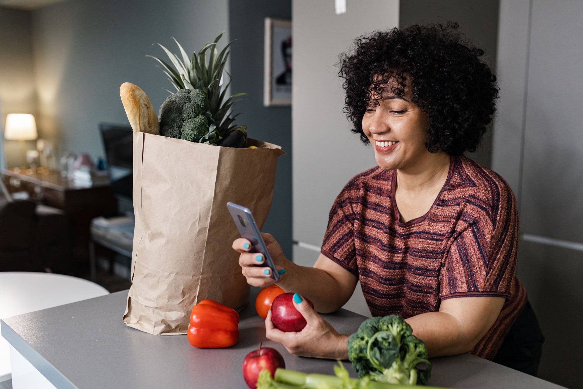 Femme joyeuse commandant des produits d’épicerie sains en ligne