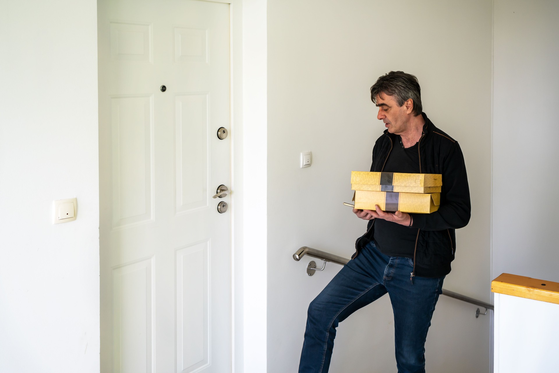 Un homme livre un paquet de nourriture à une adresse.
